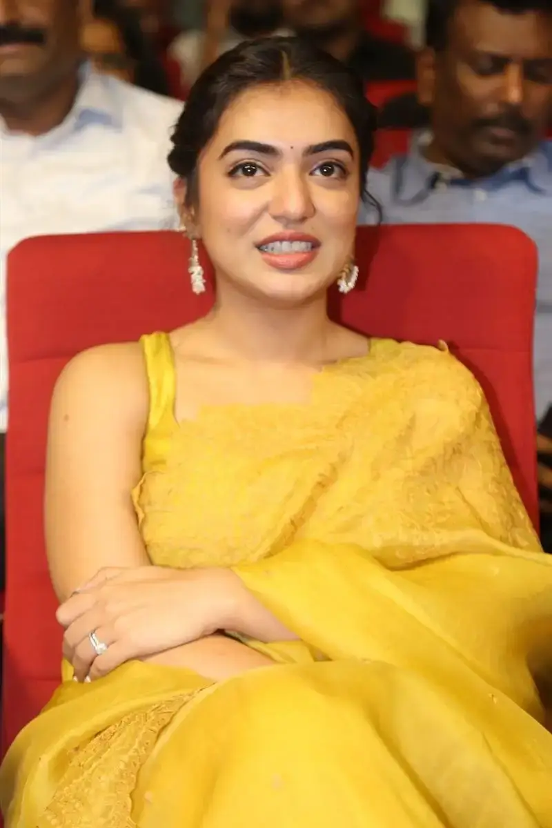 INDIAN ACTRESS NAZRIYA NAZIM IN GOLDEN YELLOW SAREE 11